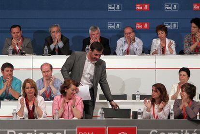 Tomás Gómez, durante la reunión de los socialistas madrileños en el comité regional para analizar los resultados de las elecciones.