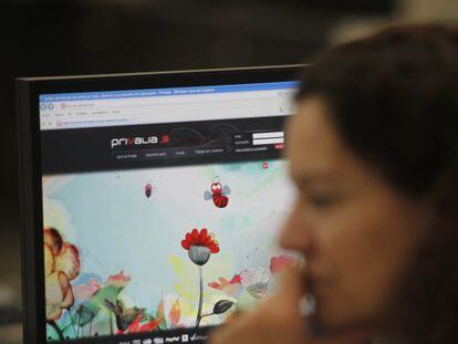 Una mujer observa la página web de Privalia