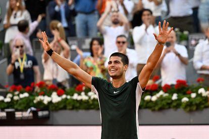 Alcaraz celebra su triunfo ante Djokovic y su clasificación para la final del Masters de Madrid.