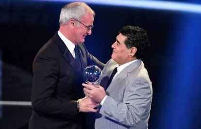 Maradona entrega el premio de mejor entrenador a Claudio Ranieri.