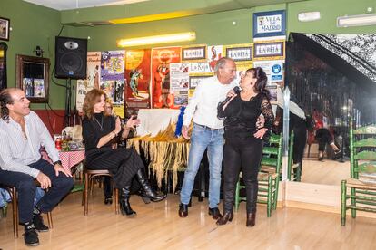 Carlos and Carmela performing the song 'I know you by the way you sit' at La Reza de Vallecas.