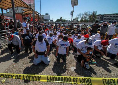 Un grupo migrantes piden al presidente de EEUU, Joe Biden, poder entrar al país, desde la garita de San Ysidro, en Tijuana, el día de ayer.