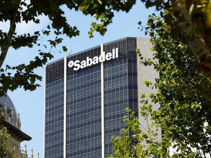 Vista del edificio central del Banco de Sabadell. EFE/Alejandro García/Archivo