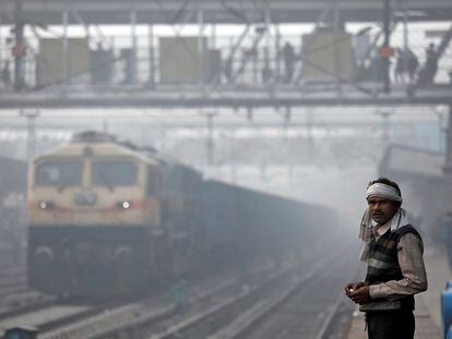 Un hombre mira a cámara en una estación de tren en Nueva Delhi, el 10 de noviembre de 2017. 