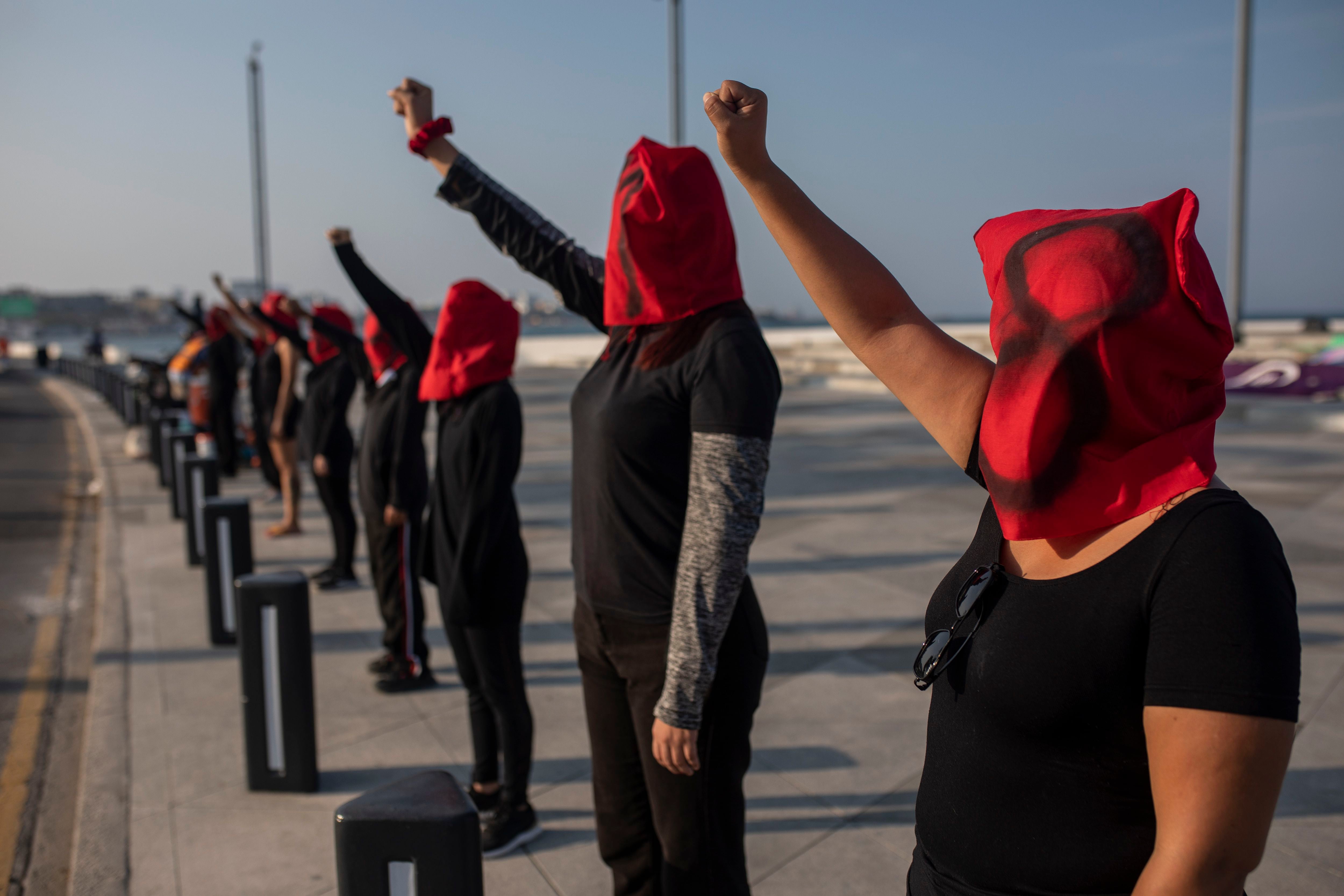 Mujeres del colectivo 'Rabia' durante un acto de protesta en Veracruz (México) este miércoles