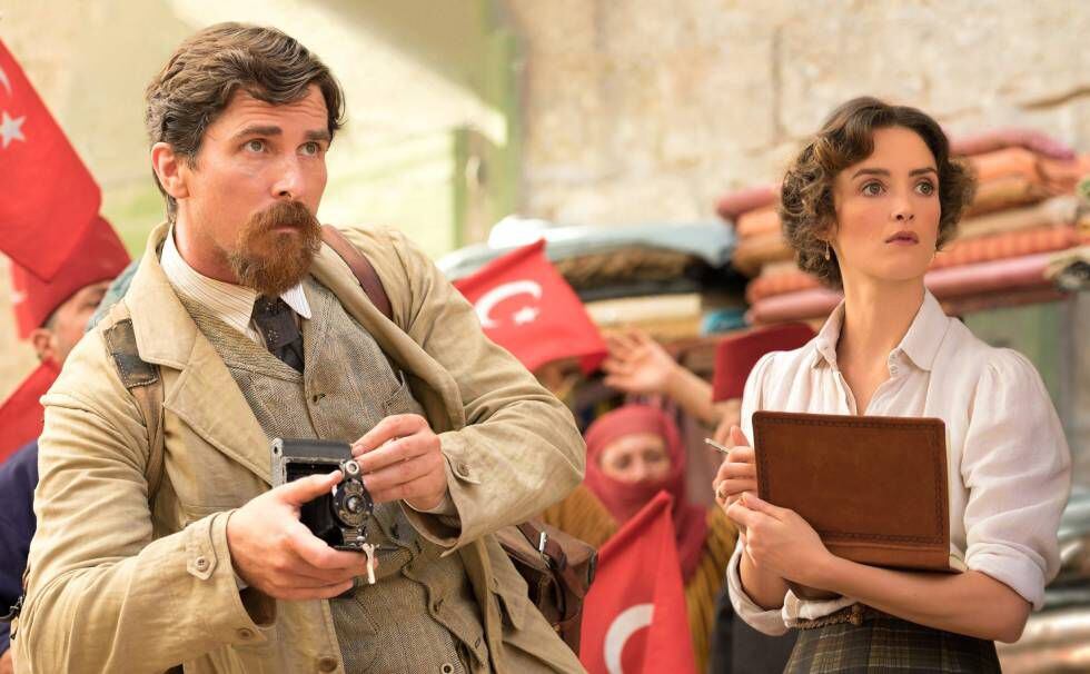 Christian Bale y Charlotte Le Bon, en un fotograma de 'The Promise'.