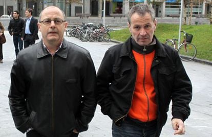 Juan Karlos Izagirre (izquierda) acompa&ntilde;a a Josetxo Ibazeta el d&iacute;a que &eacute;ste declara como imputado en el &#039;caso Uxotegi&#039;.