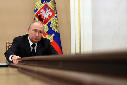 Vladímir Putin, durante una reunión por videoconferencia con miembros de su Gobierno, el 10 de marzo en Moscú.