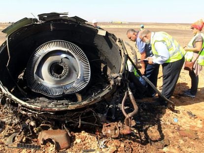 El avión ruso siniestrado en Egipto se rompió en el aire, según Moscú