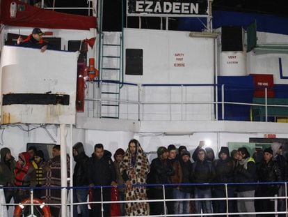 Un grupo de inmigrantes llega a las costas del sur de Italia en un barco junto a centenares de compañeros que fueron abandonados a su suerte por la tripulación, que abandonó el barco. Ocurrió el 3 de enero, y el incidente muestra la magnitud de una situación repetida a lo largo del año en numerosas ocasiones. | <a href="http://internacional.elpais.com/internacional/2015/01/02/actualidad/1420179643_647114.html" target="blank"> IR A LA NOTICIA</a>