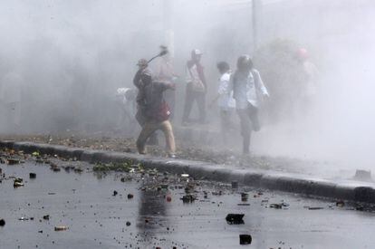 Un grupo de manifestantes lanzan piedras contra los antidisturbios indonesios durante las protestas en el centro de Yakarta, este miércoles.