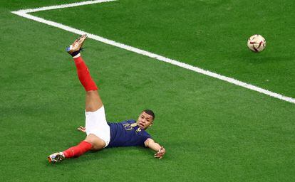 Kylian Mbappé, tras recibir una falta durante el partido ante Marruecos. 