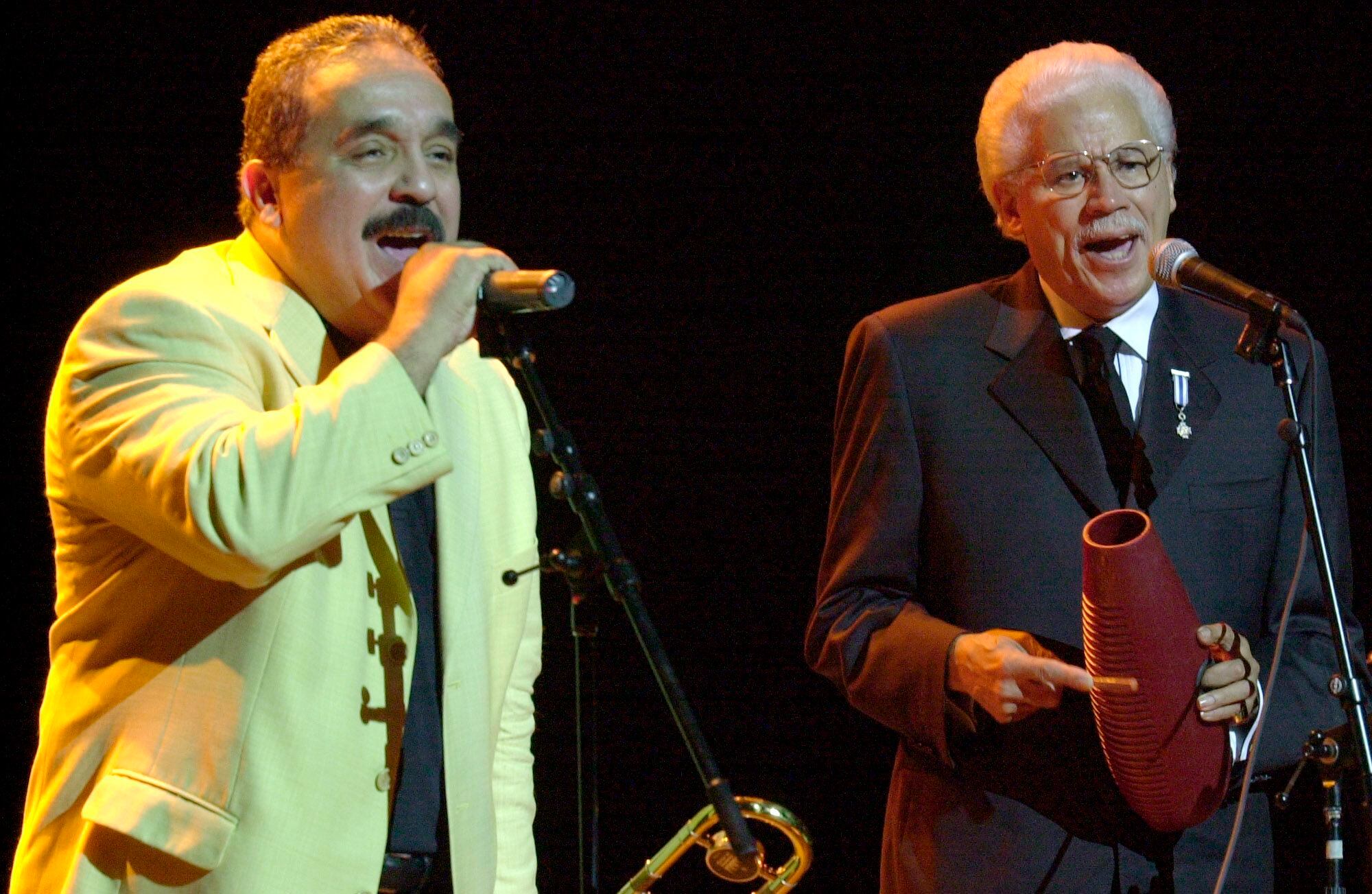 Willie Colón (izquierda) y Johnny Pacheco, en el Teatro Nacional de Santo Domingo en 2002.