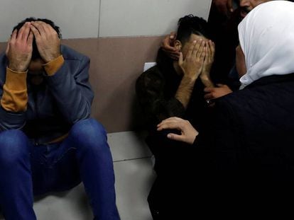 Familiares del palestino Hamdi Naasan, muerto por disparos de colonos israelíes, en la morgue de un hospital de Ramala.