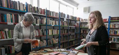 Dos vecinas del Zaidín de Granada, en la biblioteca Las Palomas, cuya gestión han tenido que asumir los vecinos.