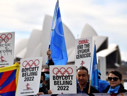 Varios manifestantes, con carteles a favor del boicoteo a los Juegos Olímpicos de Invierno 2022 en Pekín, durante una protesta en Sídney, el 23 de junio.