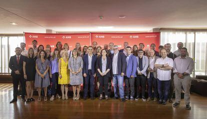 Foto de familia de los 36 alcaldes del Área Metropolitana de Barcelona, con la presidenta, Ada Colau, en el centro.