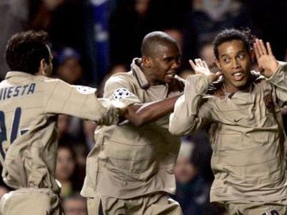 Iniesta y Eto&#039;o felicitan a Ronnie en Stamford Bridge (2005).