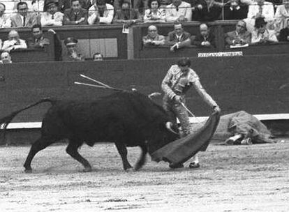 Manolete se ayuda del estoque para torear al natural en la Corrida de la Prensa de 1944.