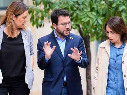 Pere Aragonès, con la secretaria jefa de la presidencia del Govern, Silvia Sàbat, a la izquierda, y su jefa de
gabinete, Helena Ricomà, el domingo en el Palau de la Generalitat.
