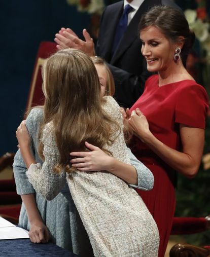 Leonor no ha dudado en abrazar a su hermana Sofía, quien miraba sonriente a la princesa durante su discurso.