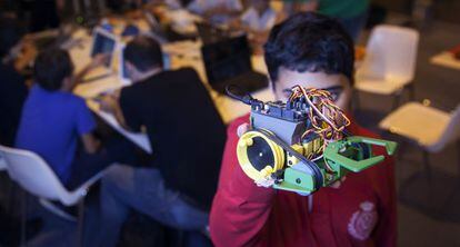 Un alumno del taller de robótica y videojuegos del Gamesweek.