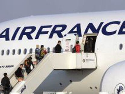 Pasajeros chinos embarcan en un avi&oacute;n de Air France.