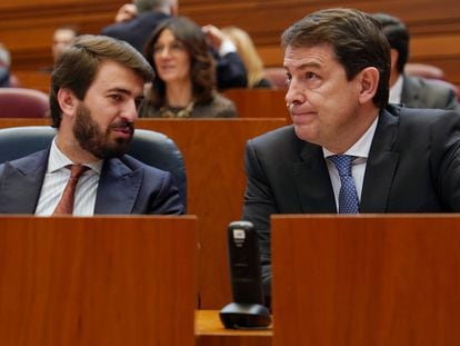 El presidente de la Junta de Castilla y León, Alfonso Fernández Mañueco (d), y el vicepresidente, Juan García Gallardo (i), participan en la sesión plenaria celebrada este miércoles, en el parlamento regional, en Valladolid.