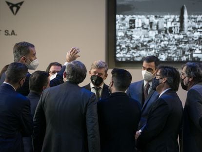 El rey Felipe VI y el presidente del Gobierno, Pedro Sánchez, con directivos de Volkswagen y Seat en una visita a Martorell a comienzos de marzo.