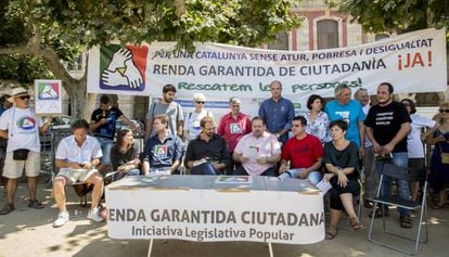 Manifestació a favor de la renda garantida davant del Parlament.