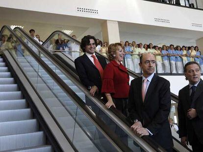 De izquierda a derecha, Güemes, Aguirre, Lamela y Prada, en la escalera mécanica del nuevo hospital.