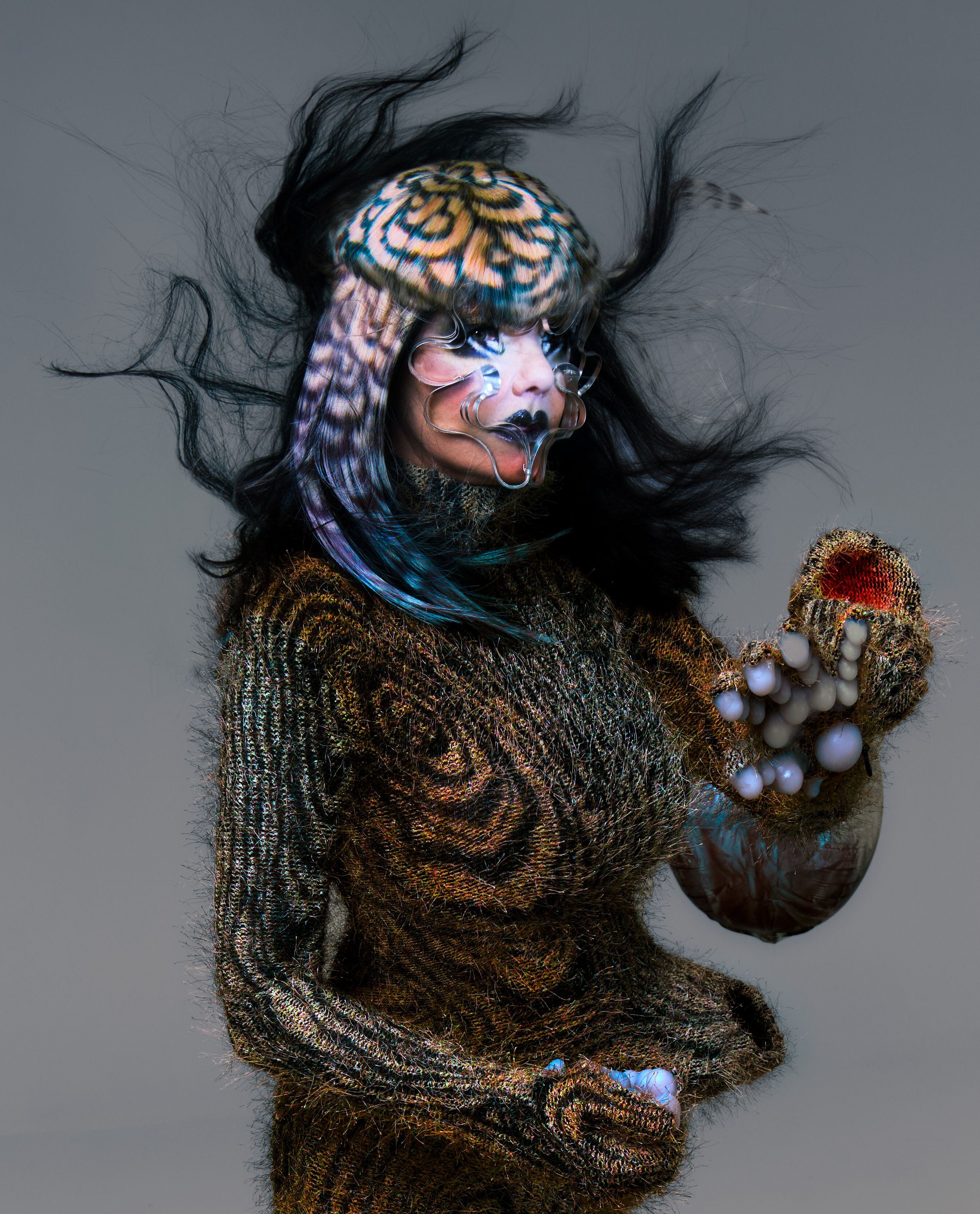 Björk, en una foto exclusiva para ICON, vistiendo un diseño de Yaz Exall y con una máscara de James T. Merry.