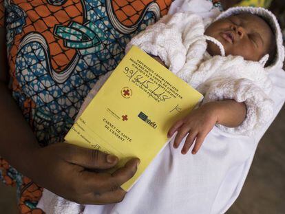 La pequeña Aurore Cedrissi Konngbondo con su certificado de nacimiento el pasado 22 de mayo en Bangui (República Centroafricana). 