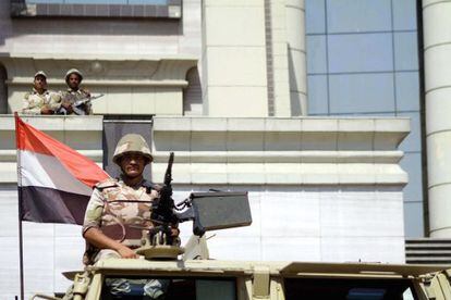 Varios soldados vigilan la sede del Constitucional en El Cairo.