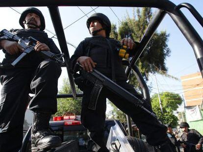 Polic&iacute;as federales recorren el barrio de Tepito.