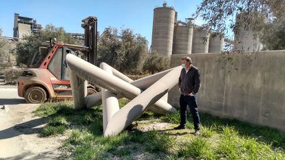 El comisario y crítico Miguel Cereceda en 2021, al momento de encontrar la escultura 'Triple ángulo cilíndrico'.