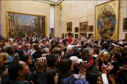 Decenas de visitantes se apiñan para observar la 'Gioconda' en el Louvre en 2015.