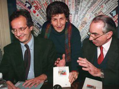 La escritora italiana Miriam Mafai entre Valter Veltroni (izquierda) y Giuliano Amato.
