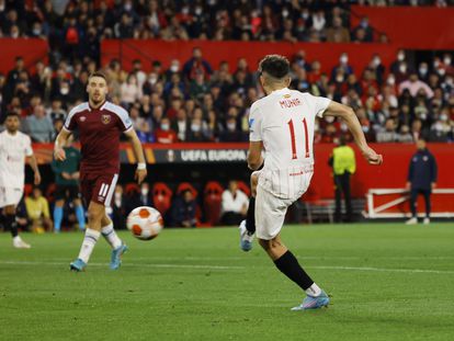 Munir dispara para hacer el gol del triunfo del Sevilla ante el West Ham.
