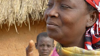 Una mujer en un poblado de Níger, frente a su cabaña.