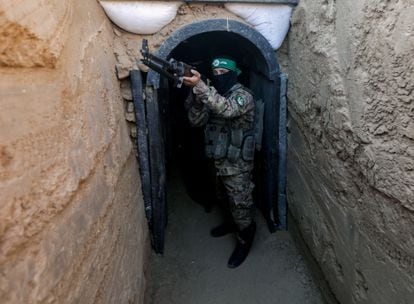 Un miliciano del brazo armado de Hamás, en la entrada a un túnel de la Franja, el pasado mes de julio.