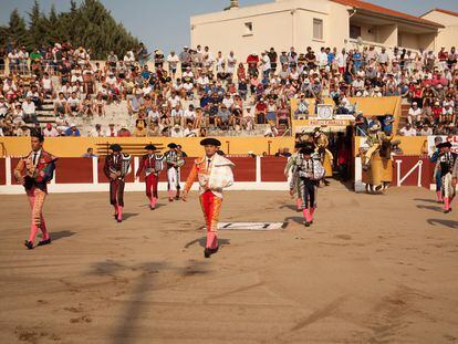 Paseíllo en la plaza de Ceret, una pequeña localidad francesa donde se siente pasión por el toro bravo.