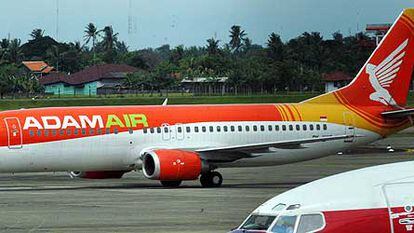 Un avión de la compañía indonesia Adam Air en el aeropuerto internacional de Yakarta.