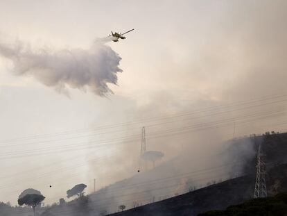 Un hidroavión de Bomberos sobre el incendio en Collserola