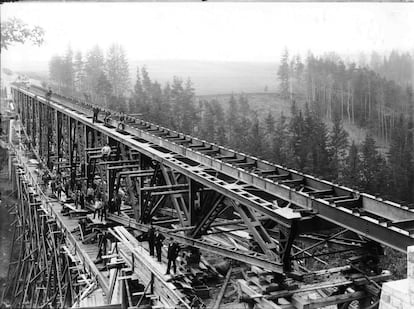 El puente durante su construcción.