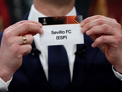 El embajador de la UEFA,  Zoltan Gera, saca la papeleta del Sevilla en el sorteo de los cuartos de final de la Liga Europa celebrado en Nyon.