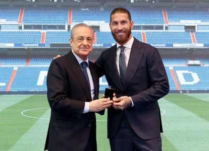 El central sevillano Sergio Ramos posa junto al presidente del Real Madrid durante el acto de homenaje y despedida del jugador.