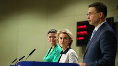 La presidenta de la Comisión Europea, Ursula von der Leyen (centro), con los vicepresidentes ejecutivos Margrethe Vestager y Valdis Dombrovskis, en una comparecencia el día 13 en Bruselas.