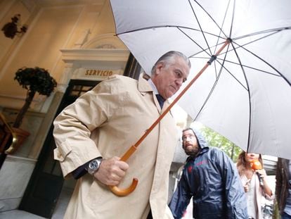 Luis Bárcenas, a la salida de su casa en Madrid en mayo de 2018.