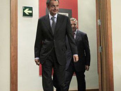 Zapatero llega con Blanco a la conferencia de prensa.